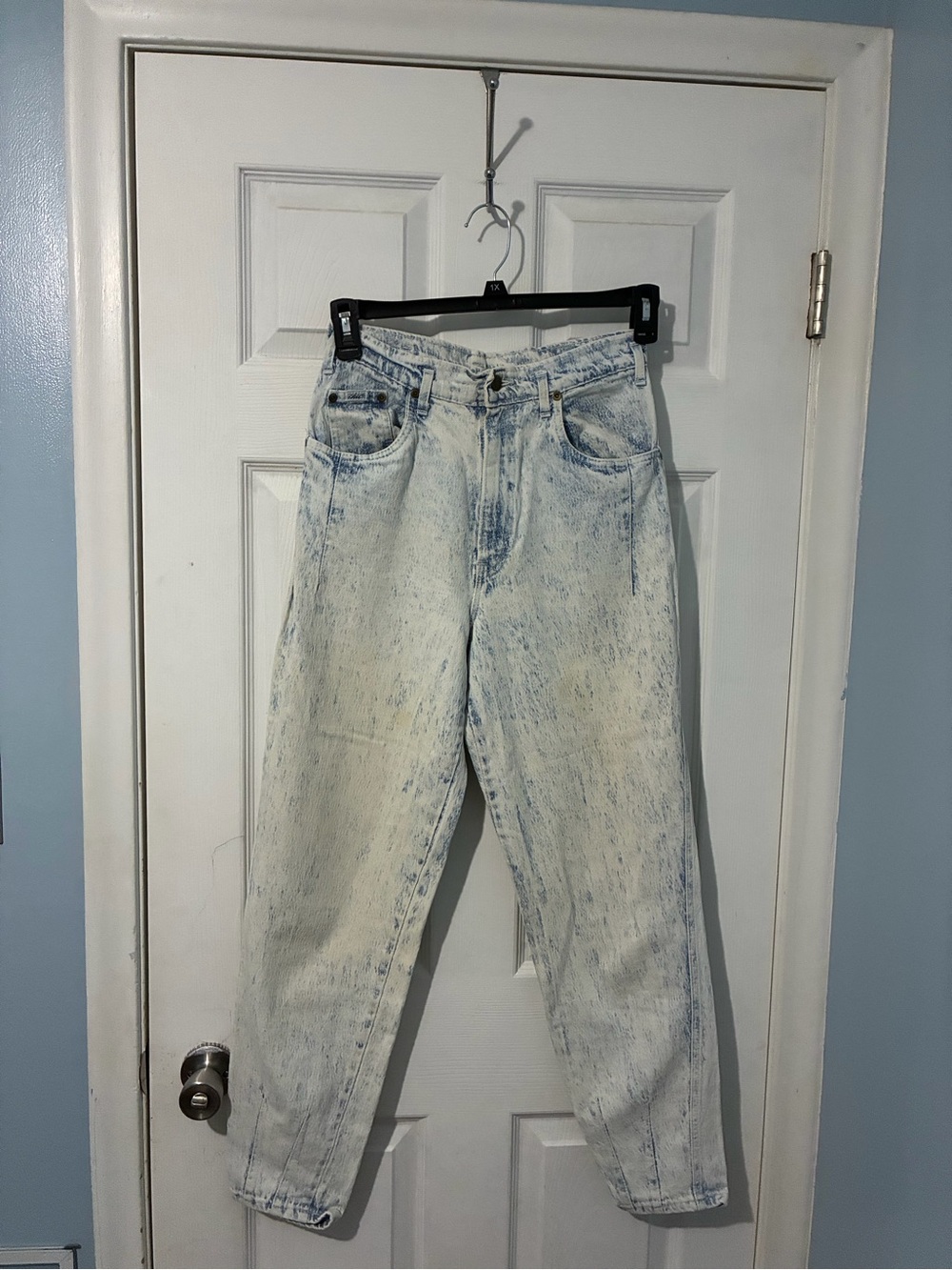 chic Light Blue Acid-Wash Relaxed Jeans